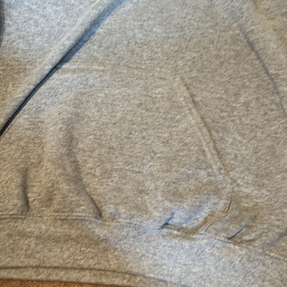 Gildan gray sweatshirt - Picture 4 of 4